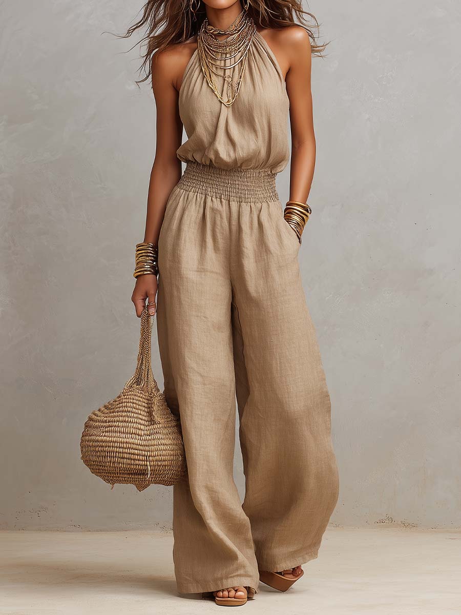 Mono beige con cuello halter, cintura fruncida y pantalones anchos