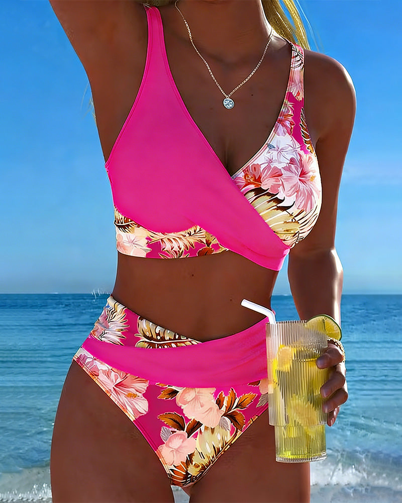 Bikini con estampado de flores contrastantes y abertura