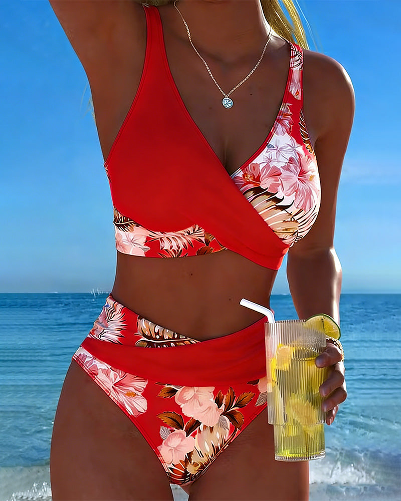 Bikini con estampado de flores contrastantes y abertura