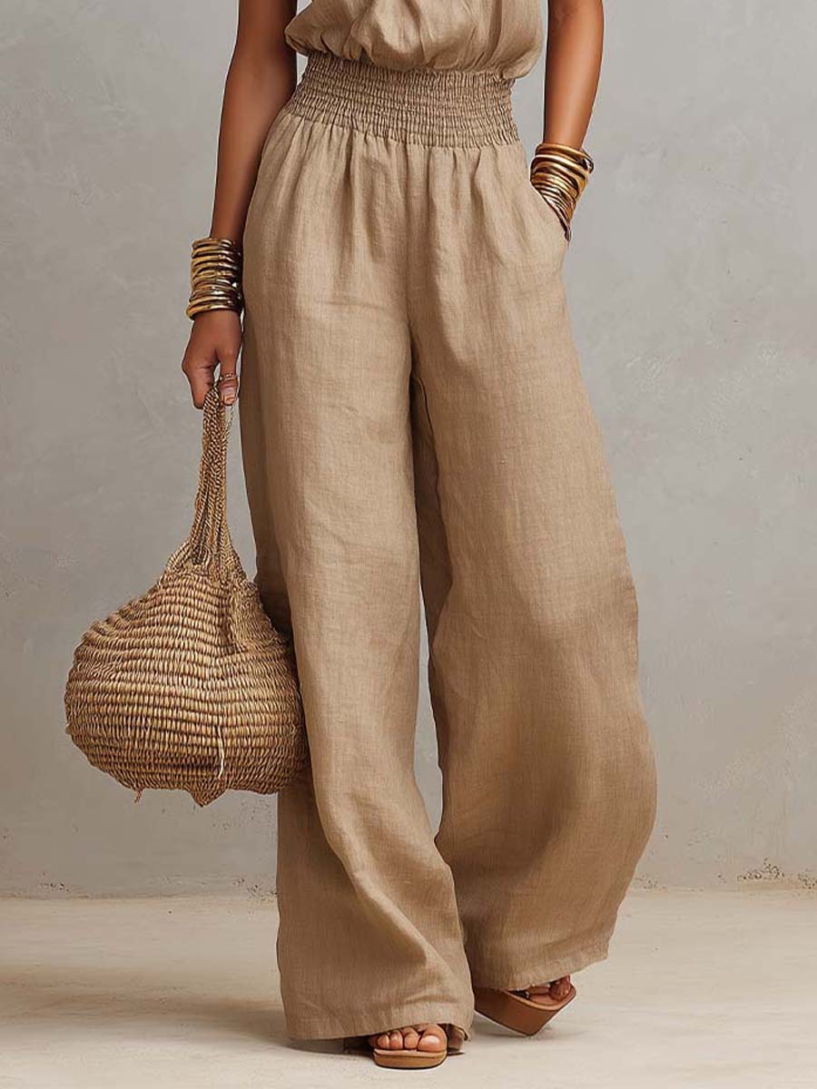 Mono beige con cuello halter, cintura fruncida y pantalones anchos