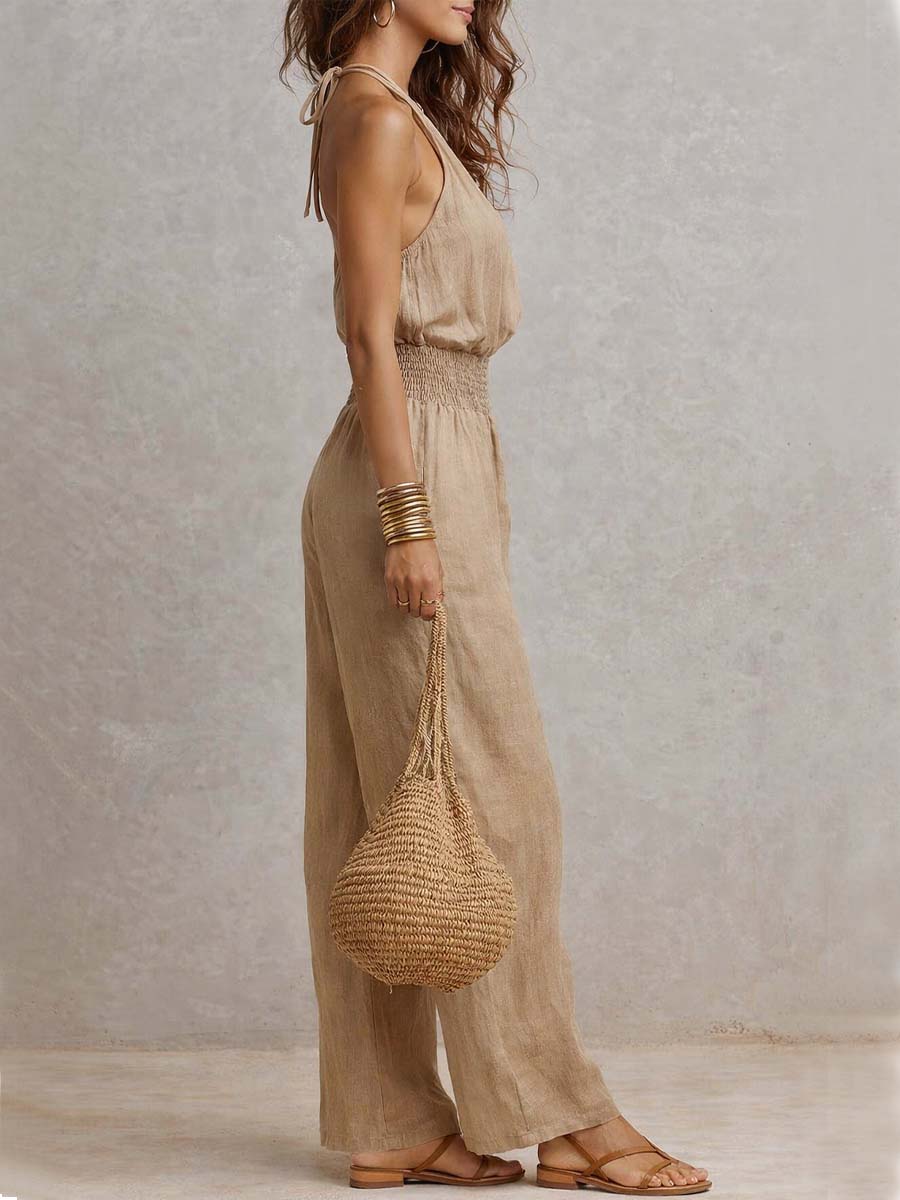 Mono beige con cuello halter, cintura fruncida y pantalones anchos