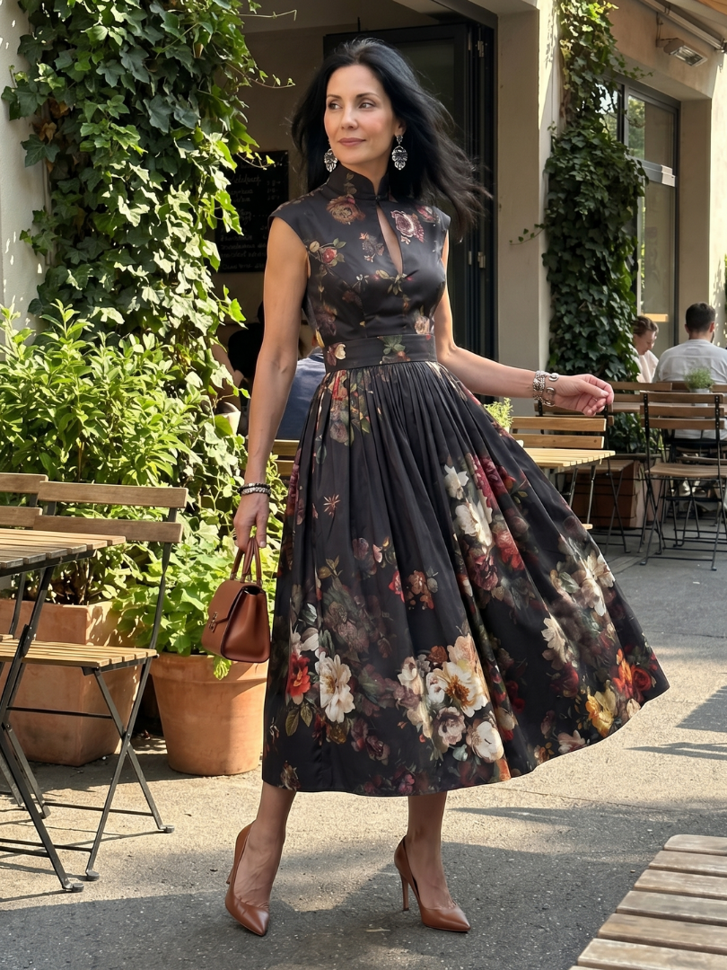 Greta | Vestido Midi Plisado de Flores con Cuello Alto