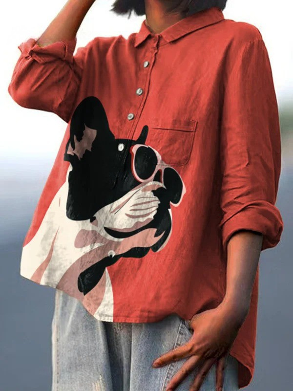Samantha | Patrón decorativo de bulldogs franceses con gafas de sol sobre fondo rojo camiseta casual