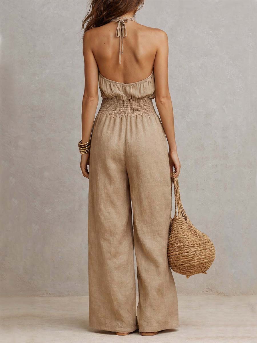 Mono beige con cuello halter, cintura fruncida y pantalones anchos