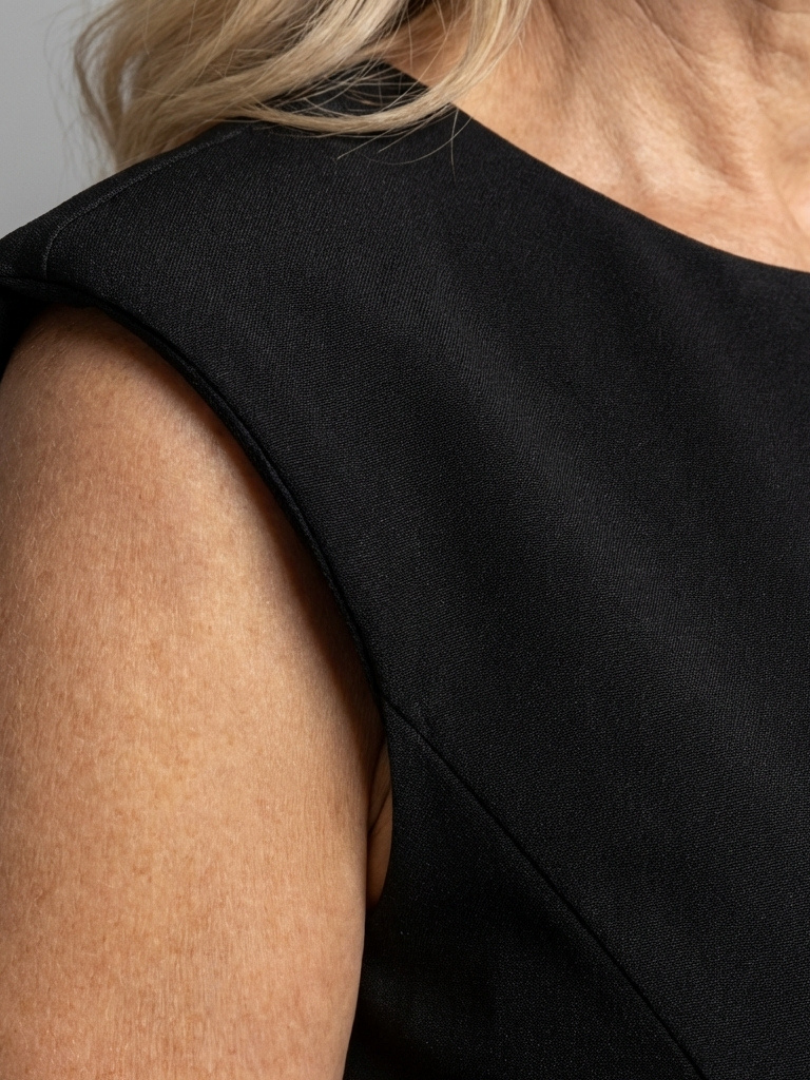 Tesalia | Vestido midi estructurado sin mangas con abertura frontal