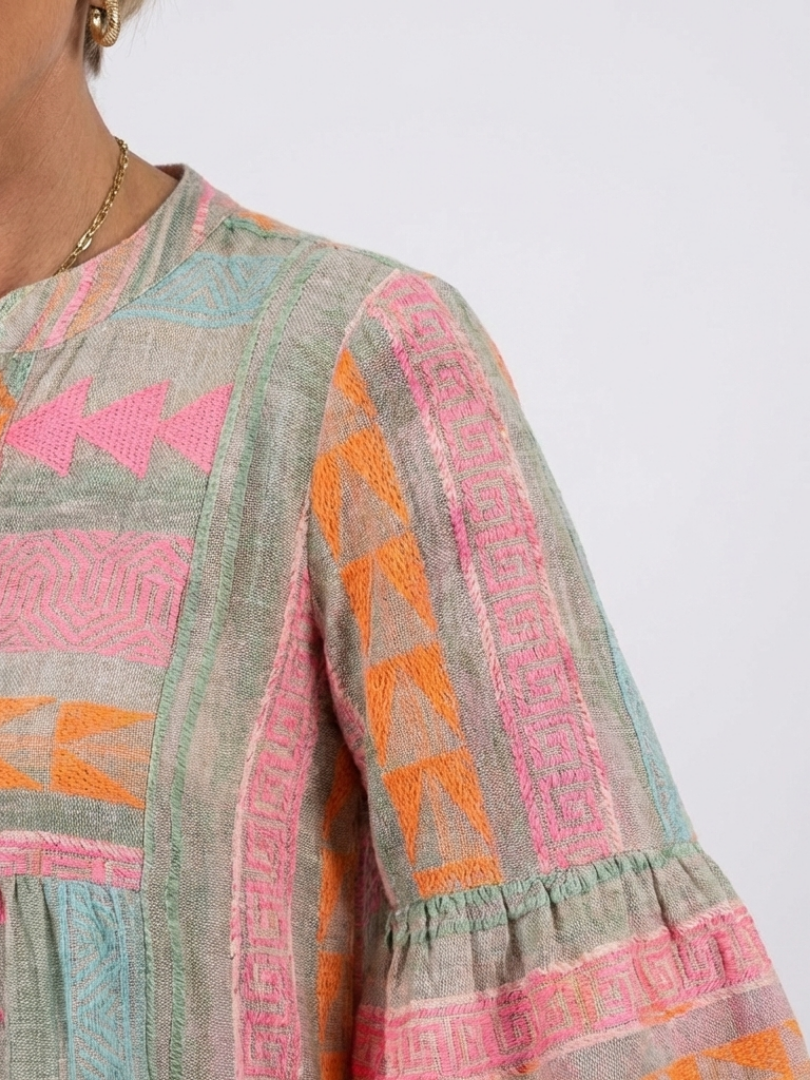 Maelle | Vestido de longitud a la rodilla con estampado geométrico y escote en V