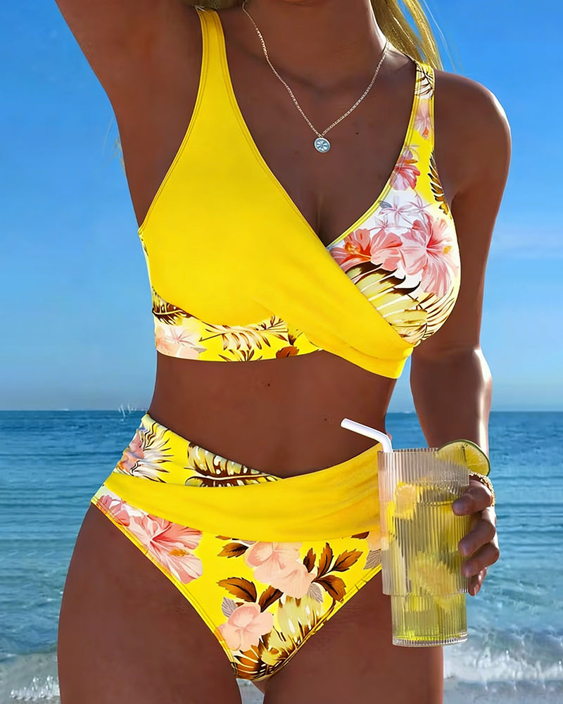 Bikini con estampado de flores contrastantes y abertura